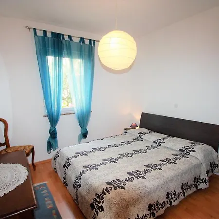 Apartment Alisic With Garden Apartment
