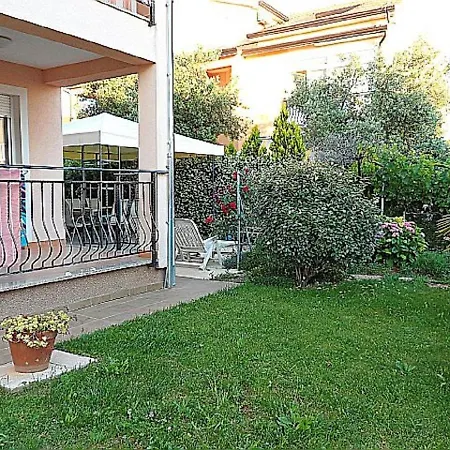 Apartment Alisic With Garden Apartment Porec