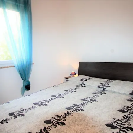 Apartment Alisic With Garden Apartment Porec